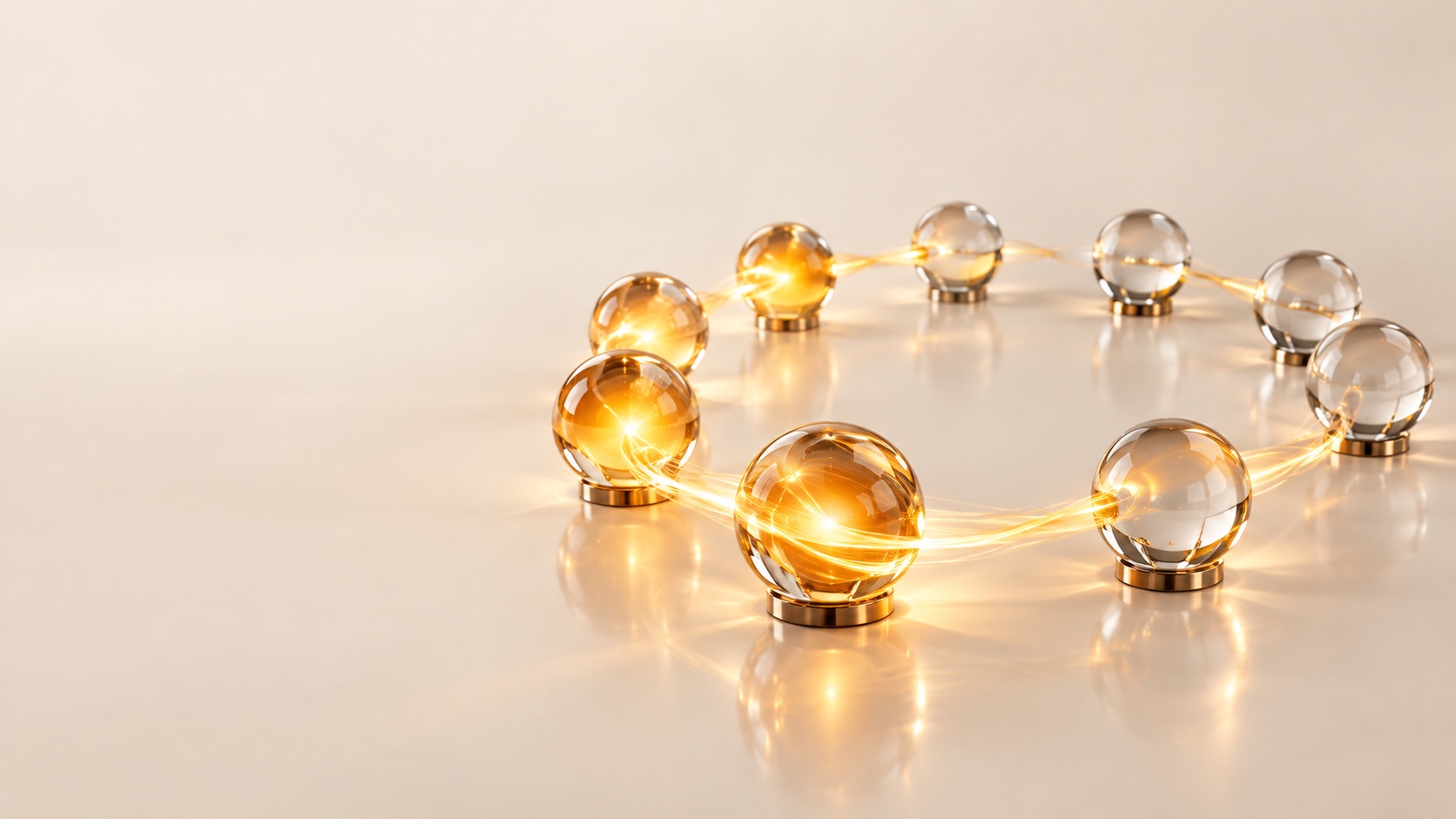 Neuf sphères de verre transparent sur de petits socles en laiton, disposées en anneau irrégulier sur une surface crème réfléchissante et reliées par un ruban fluide de lumière dorée ; les sphères de gauche brillent d'un éclat ambré, celles de droite restent transparentes.