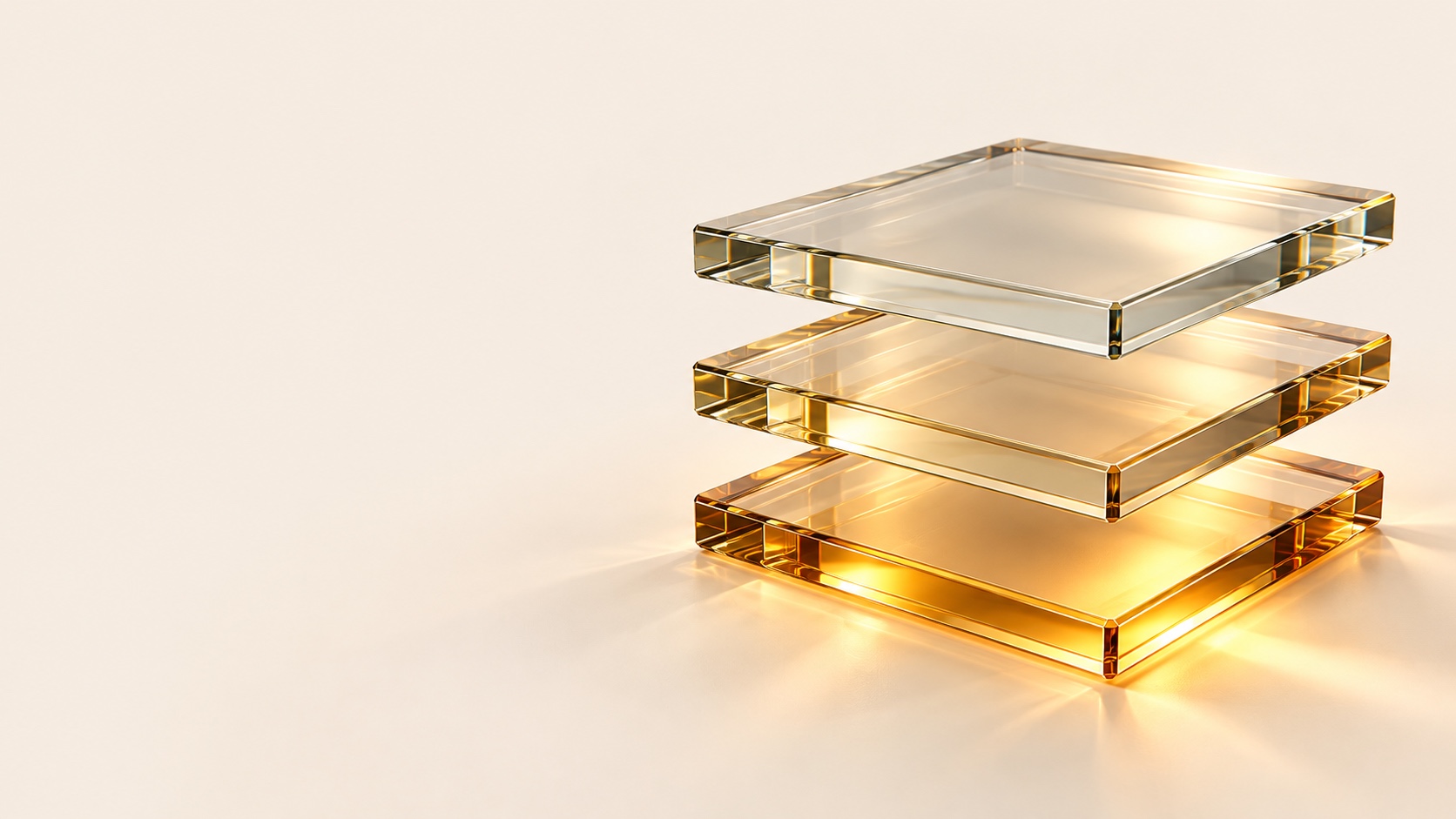 Tres placas rectangulares de vidrio transparente apiladas con espacio entre ellas sobre un fondo crema; el resplandor ámbar y dorado es más intenso en la base.
